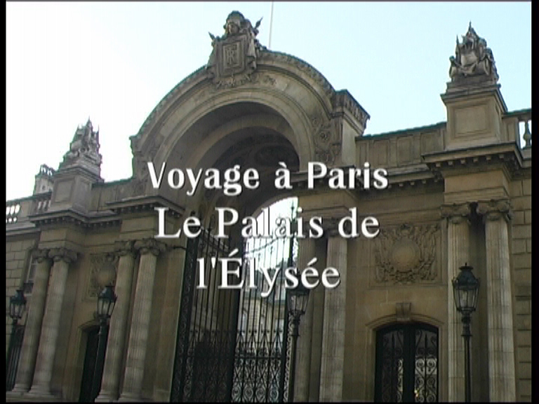 Neuf filles et gar�ons de Ch�teauneuf du Pape qui vont avoir 18 ans, qui ont suivi les activit�s d'informations d�fence et �veil � la citoyennet�, ont �t� invit� � un voyage � Paris avec une partie du Conseil Municipal.