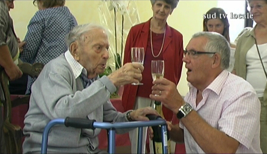 Monsieur Maurice H�bert a eu 108 ans le 26 juillet 2011.
Une r�ception officielle a �t� organis�e � la salle municipale en pr�sence de Monsieur Max Ivan Maire, une partie du Conseil Municipal, du Foyer de l'Amiti� et de sa pr�sidente Jeannette Crozet et le Conseil des jeunes C�ciliens.
D'apr�s nos recherches Monsieur Maurice H�bert est le plus ancien homme du Vaucluse et peut �tre de la region Paca, Madame Paule Bronzini est l'ain�e des Vauclusiennes avec 111 ans et demeure � la maison de retraite de Robion.
Le doyen de la r�gion PACA est d�c�d� vendredi 28 octobre 2011 dans sa maison de Sainte C�cile les vignes.
Il a v�cu 108 ans et 3 mois, nous garderons de lui, le souvenir d'un homme  qui aimait la vie et la convivialit�, les bons repas et le bon vin.
