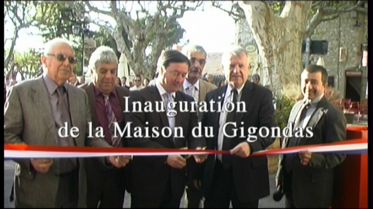 Le samedi 14 avril 2012 a eu lieu l'inauguration de la Maison du Gigondas en pr�sence de nombreuses personalit�s.
Le pr�sident du Syndicat des Vignerons Monsieur Franck Alexandre et les anciens�Pr�sidents ont fait l'historique de la maison.
Ce regroupement de vignerons est pris en exemple dans le monde vinicole Fran�ais.