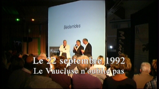 L'association M�moire a fait un film documentaire De l'eau de la boue et des larmes) en souvenir des inondations de 1992 dans le Vaucluse et qui a touch� 63 communes.
Ce film a �t� projet� � Vaison la Romaine, Jonqui�res et B�darrides devant un nombreux public.
Monsieur Daniel Morin et Monsieur Alain Glasberg ont pr�sent� le film et remerci� toutes les personnes qui ont bien voulu t�moigner et donner des documents audio visuel de l'�poque.
Si vous souhaitez acqu�rir un DVD, veuillez envoyer un ch�que de 12� (10�+2� pour frais d'exp�dition)avec votre nom et adresse � l'Association M�moire, 20 impasse Mixte 84000 Avignon  