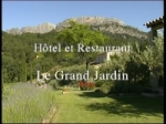 Nich� au milieu des vignes, dans le cadre grandiose des Dentelles de Montmirail, l'H�tel et Restaurant 